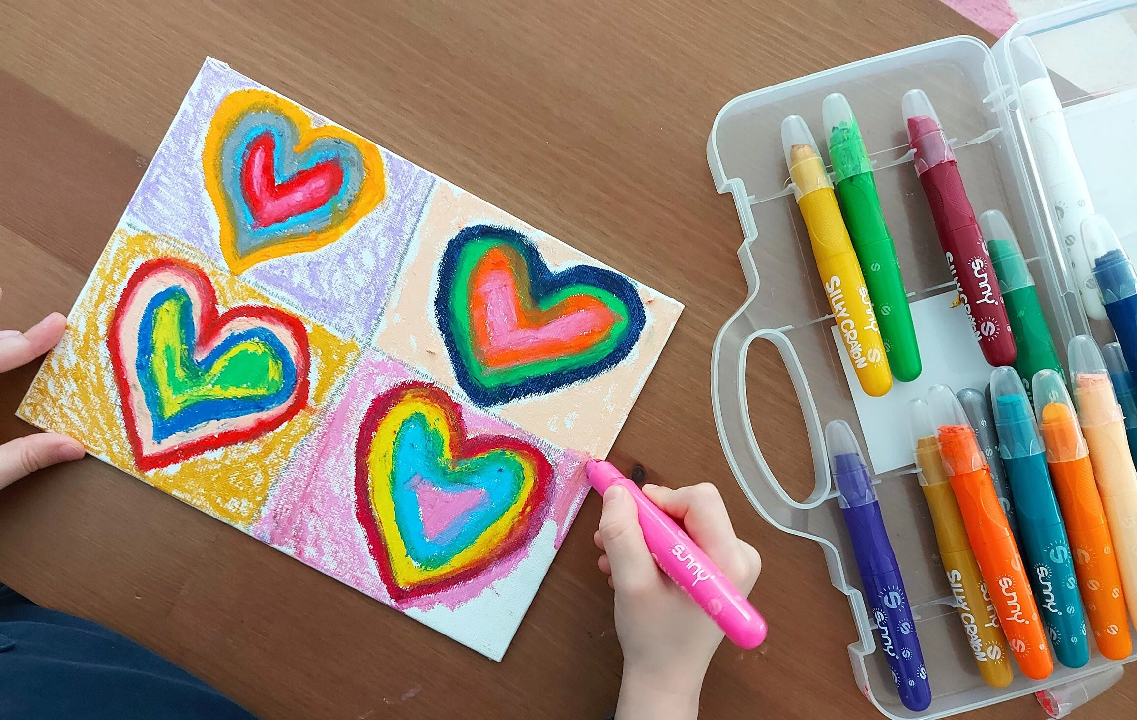 Zažijte kouzlo barev s voskovými pastelkami Silky Crayon! Toto je 5 důvodů, proč je vyzkoušet